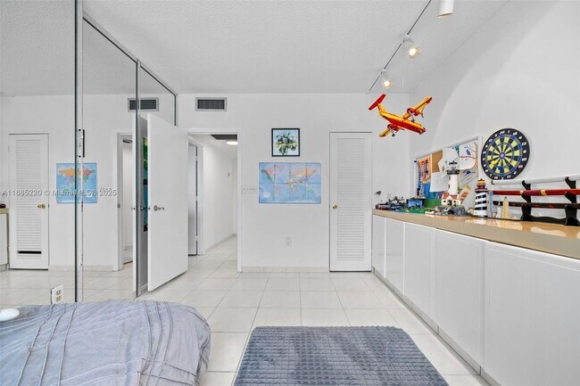Building Photo - 300 Bayview Dr