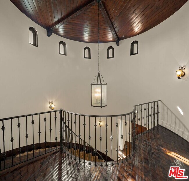 Building Photo - 823 Yale St