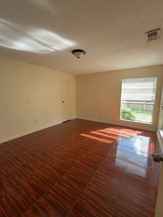 Building Photo - 1527 Lazy Spring Dr