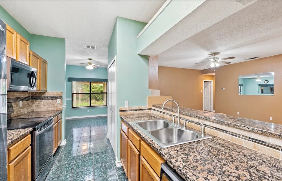 Building Photo - 9135 Deer Vlg