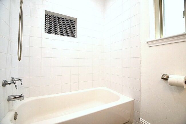 Building Photo - 2203 Briarview Dr