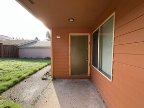 Building Photo - Spacious 3-Bedroom Home in Prime highly sought-after West Linn community