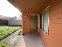 Building Photo - Spacious 3-Bedroom Home in Prime highly sought-after West Linn community