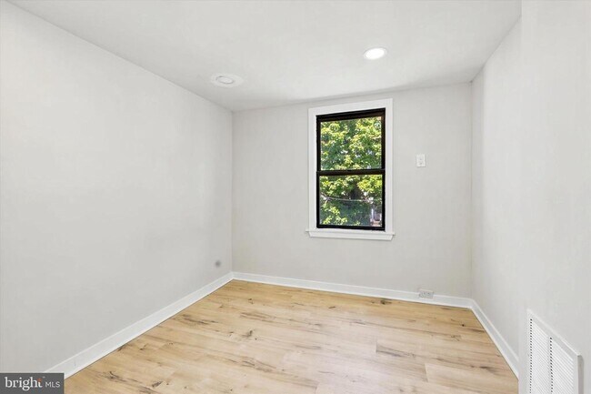 Building Photo - 269 Monroe St