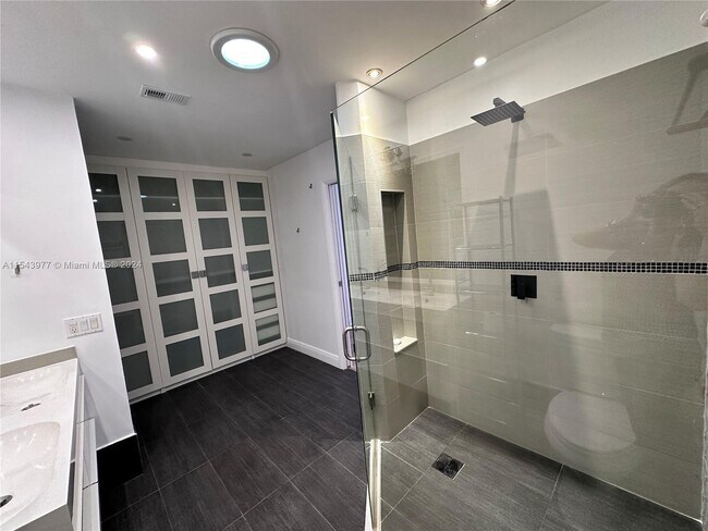 Building Photo - 547 Patio Village Way