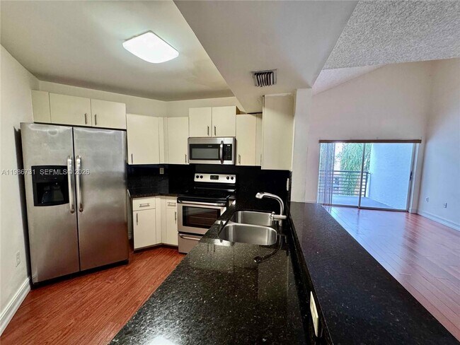 Building Photo - 9731 Fontainebleau Blvd