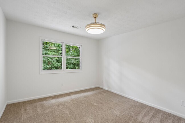 Building Photo - Newly Renovated 3BR/2BA Townhome!