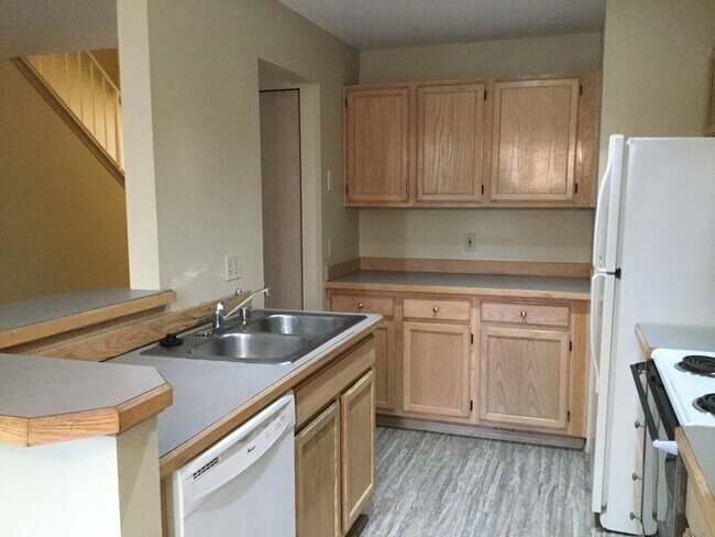 Building Photo - Modern 3-Bedroom Townhome in Prime Everett Location
