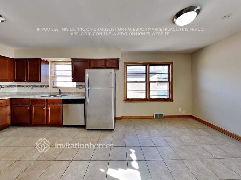 Building Photo - 2645 W 94th St