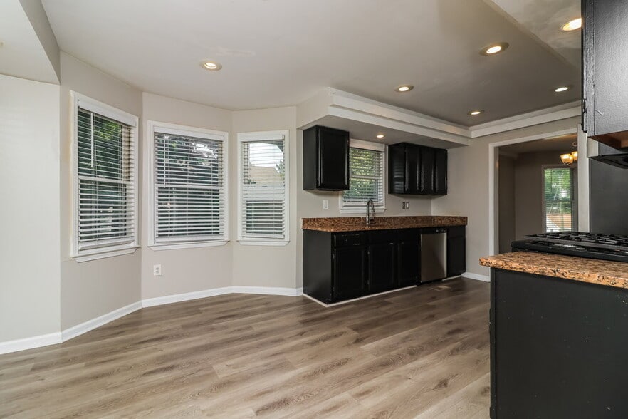 Building Photo - 134 Oak Landing Dr S