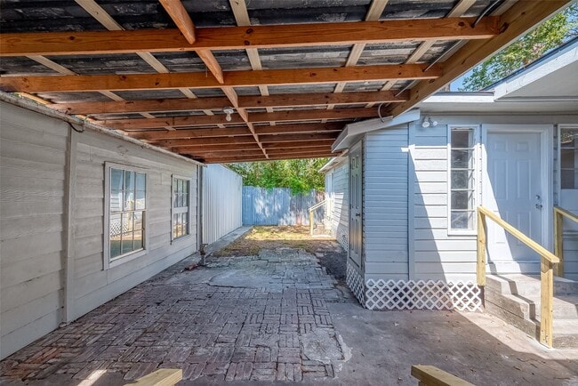 Building Photo - 5831 Annunciation St