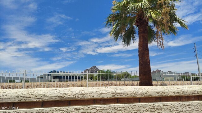 Building Photo - 2426 E Palo Verde Dr