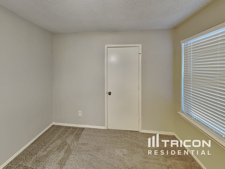 Building Photo - 4931 Darrow Ln