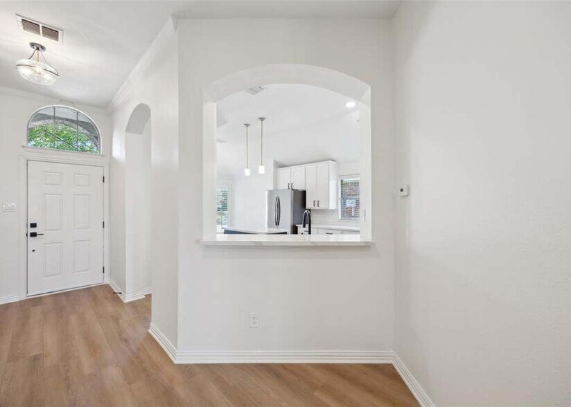 Building Photo - 9420 Caliente Dr