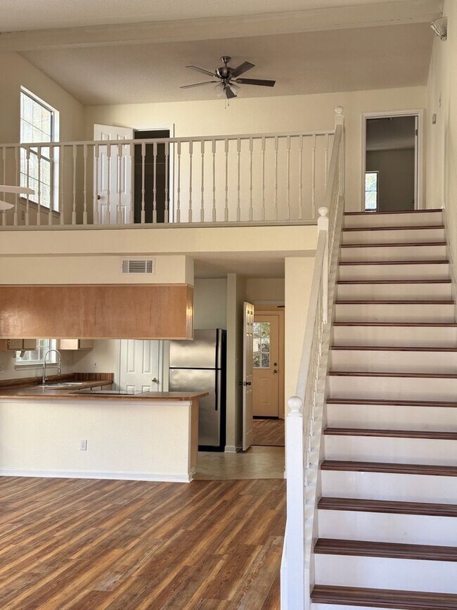Building Photo - Well Maintained Townhouse....1/2 Off 1st Month's Ret