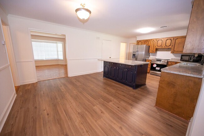Building Photo - 734 James Dr