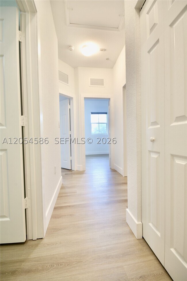 Building Photo - 10870 NW 88th St