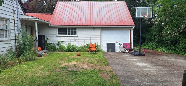 Building Photo - 4 bed 2 bath home for rent