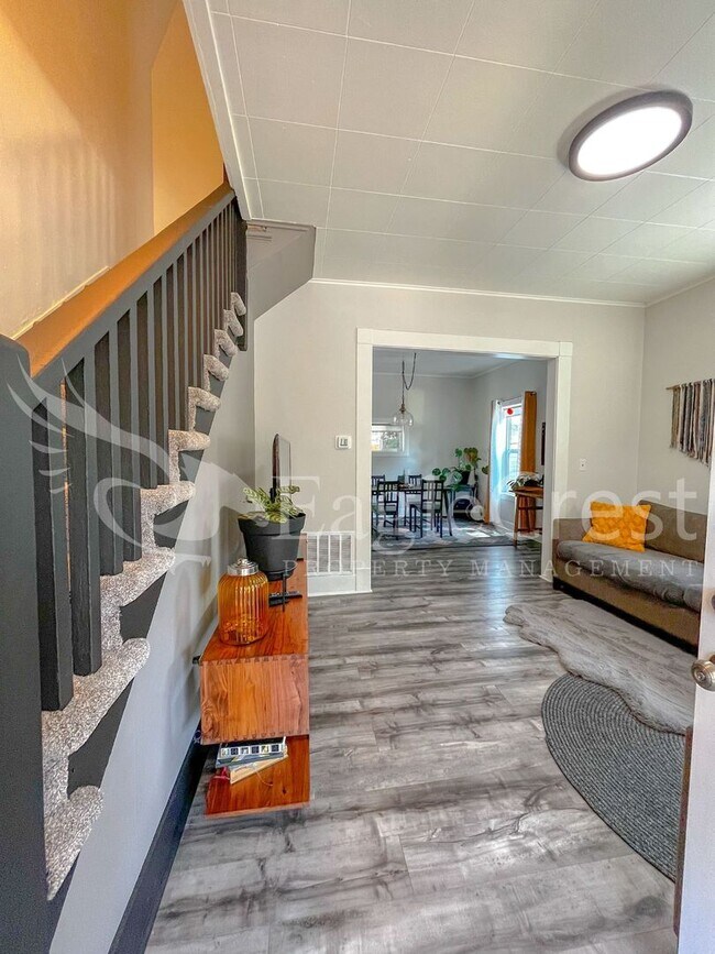Building Photo - A Timeless & Elegant 2 Bedroom 1 Bathroom Single Family Home