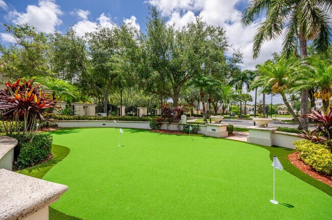 Building Photo - 2310 Myrtlewood Cir E