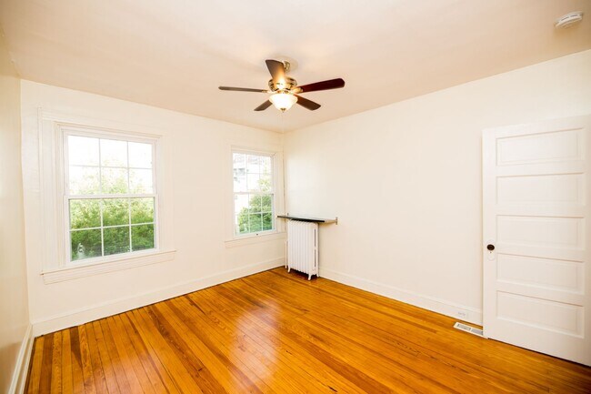 Building Photo - 2026/2027 JHU off-campus Renovated Charles Village 5bd/2ba w/ W/D & CAC Available 6/9/26