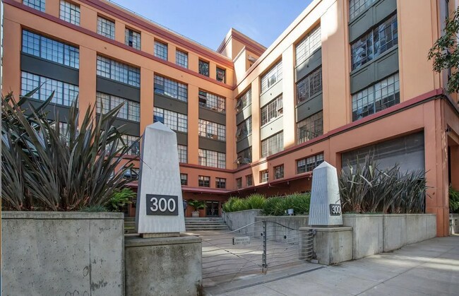 Building Photo - FURNISHED LUXURY TOP-FLOOR 2BR/2.5BA PENTH...