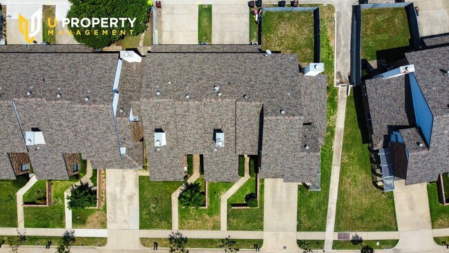 Building Photo - Sweet townhome in the heart of Plano