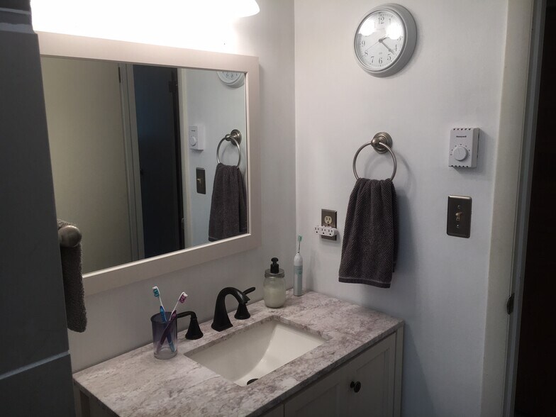 Building Photo - 1128 Elm St