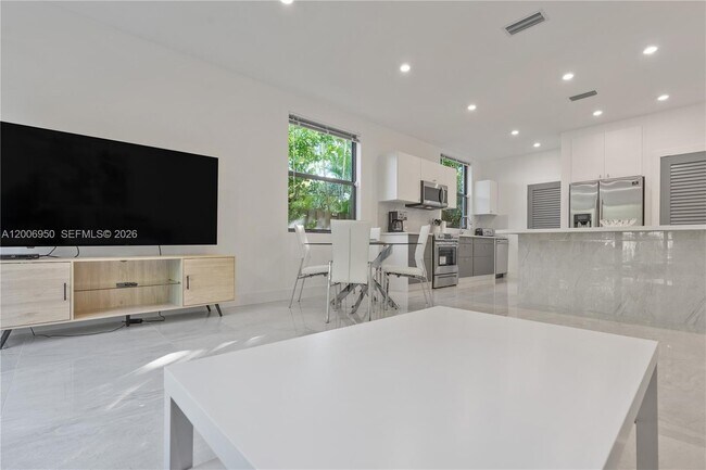 Building Photo - 2889 SW 33rd Ave