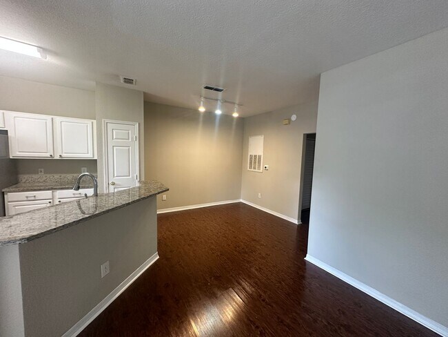 Building Photo - 13700 Richmond Park Dr N