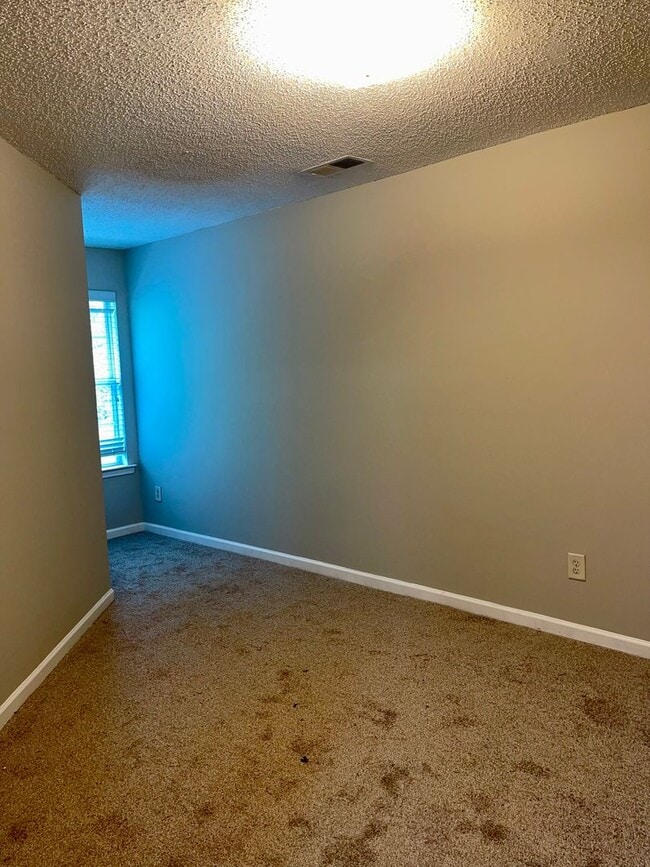 Building Photo - Now Available!  Updated  3/2.5 Townhome In...