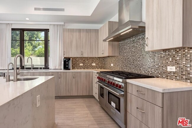 Building Photo - 312 S Palm Dr