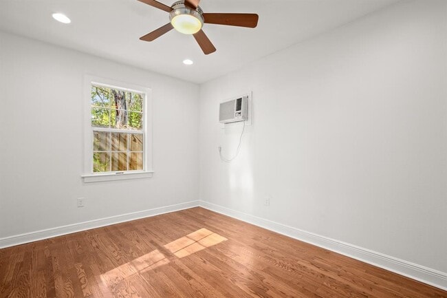 Building Photo - 2110 Oxford Ave