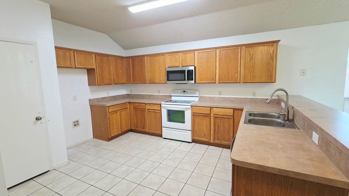 Building Photo - 9821 Pierce Dr