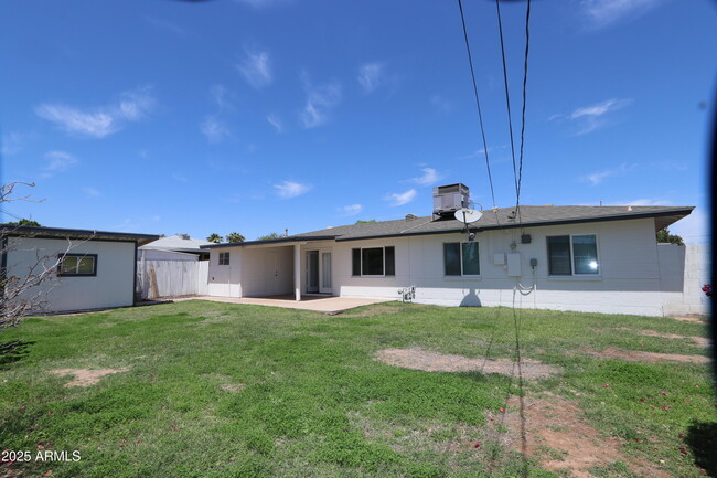 Building Photo - 6907 E Earll Dr