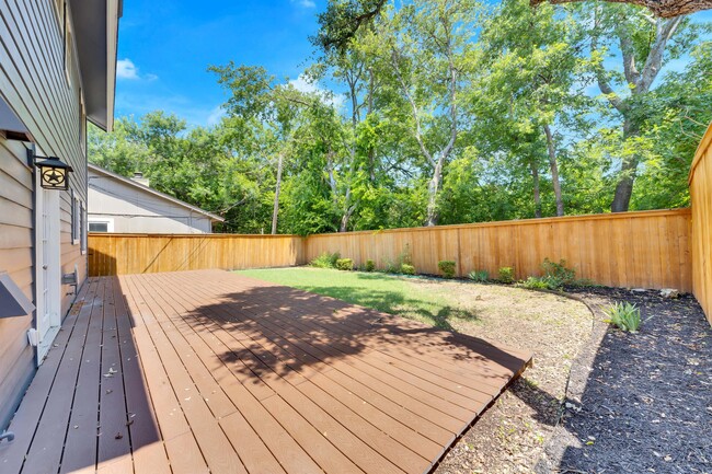 Building Photo - 9731 Meadowheath Dr