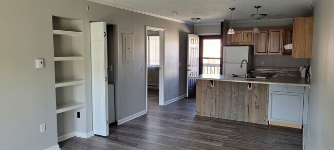 Building Photo - 475 Meadowview Dr