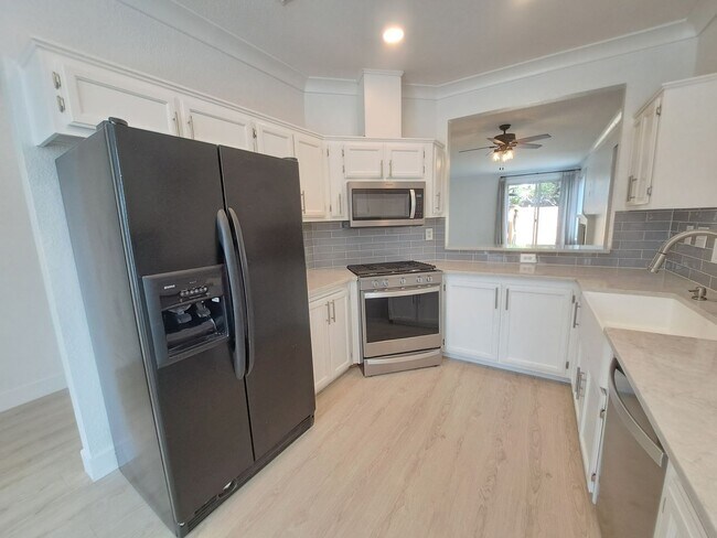 Building Photo - 472 Somerville Cir