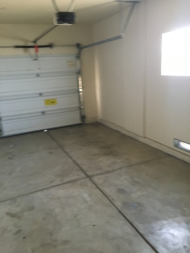 Building Photo - Luxury Townhome for Rent in Greenfield