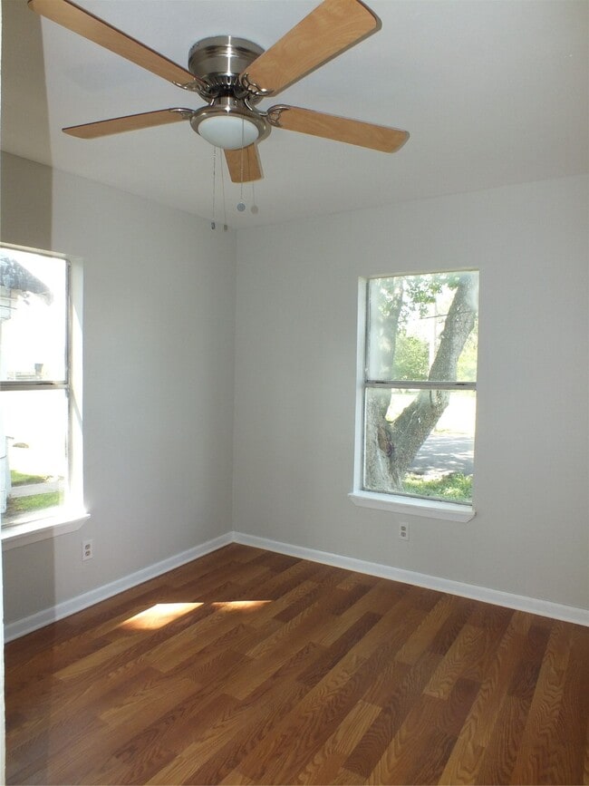 Building Photo - 1706 Wipprecht St