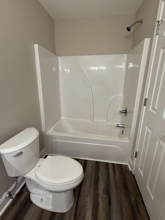 Building Photo - Charming 4 Bedroom Home located in Histori...