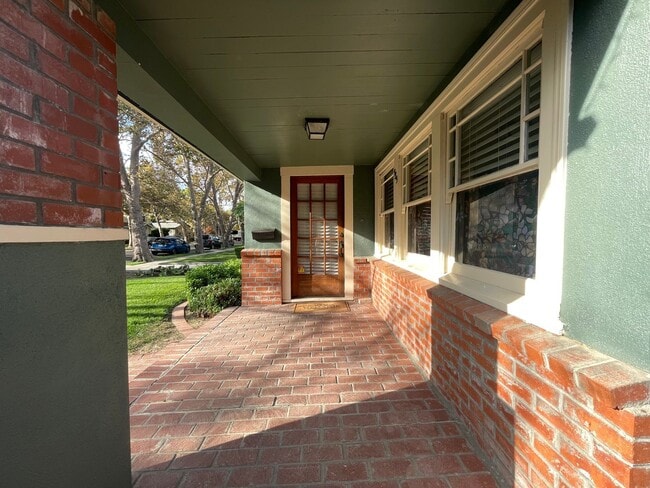 Building Photo - WILLOW GLEN - Well Maintained 2/1.5 In Bea...