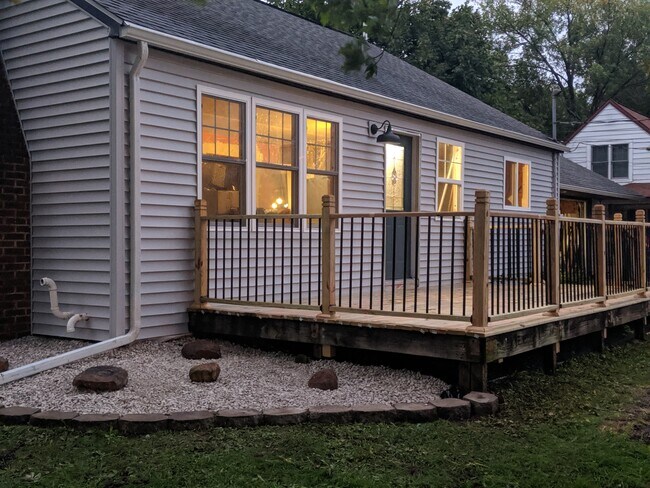 Building Photo - 1213 1st Ave NE