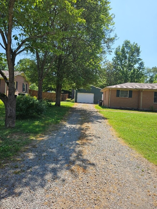 Building Photo - 504 Wren Rd