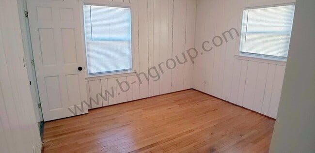 Building Photo - New Listing!