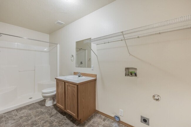 Building Photo - 3 bed 2 bath duplex with sprinkler system
