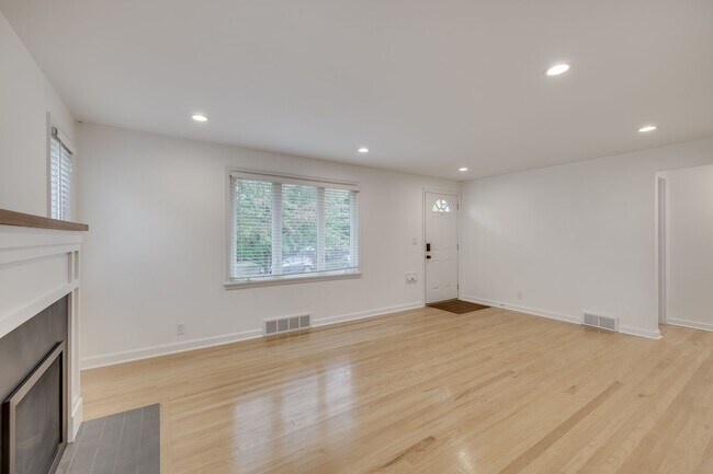 Building Photo - Charming 4 Bed, 2.5 Bath Brick Bungalow in...