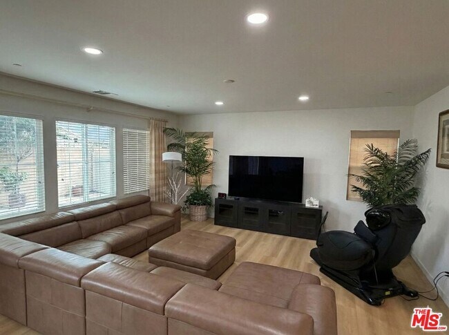 Building Photo - 68 Revell Cir