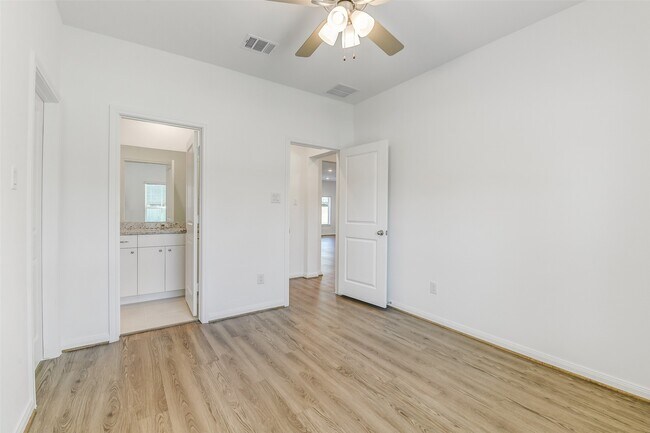 Building Photo - 11951 Pondwood Dr