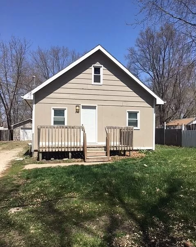 Building Photo - 2 Bedroom, 1 Bathroom rental home with gar...